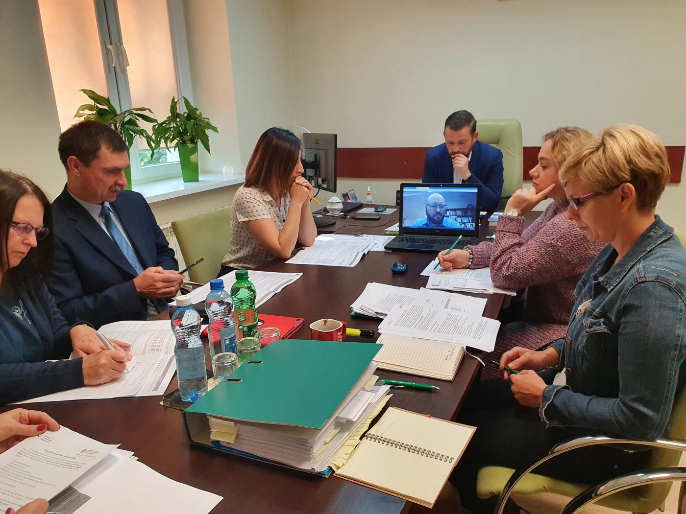 Zespół oceniający podczas pracy. Od strony lewej: Anna Przyborowska-Ryś, Tomasz Mierzwa, Anna Makowska, Michał Maroński, Łukasz Strutyński - on-line, Dorota Sroka, Aneta Cieślak.