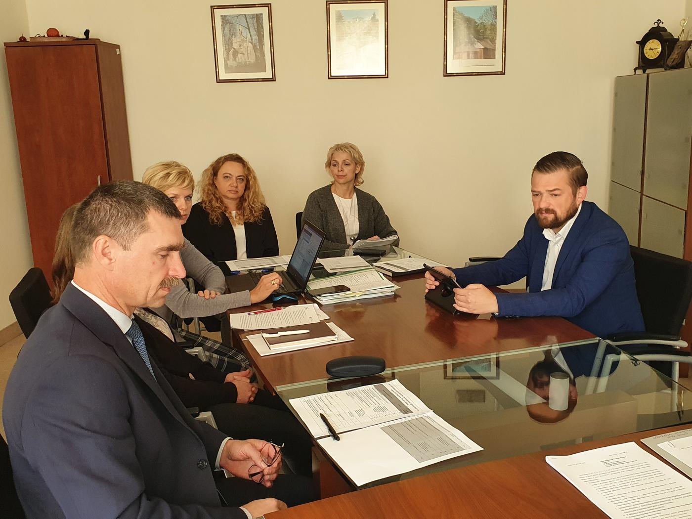 Praca Zespołu oceniającego. Od lewej: Tomasz Mierzwa, Anna Przyborowska-Ryś, Aneta Cieślak, Dorota Sroka, Bożena Twaróg, Michał Maroński. 