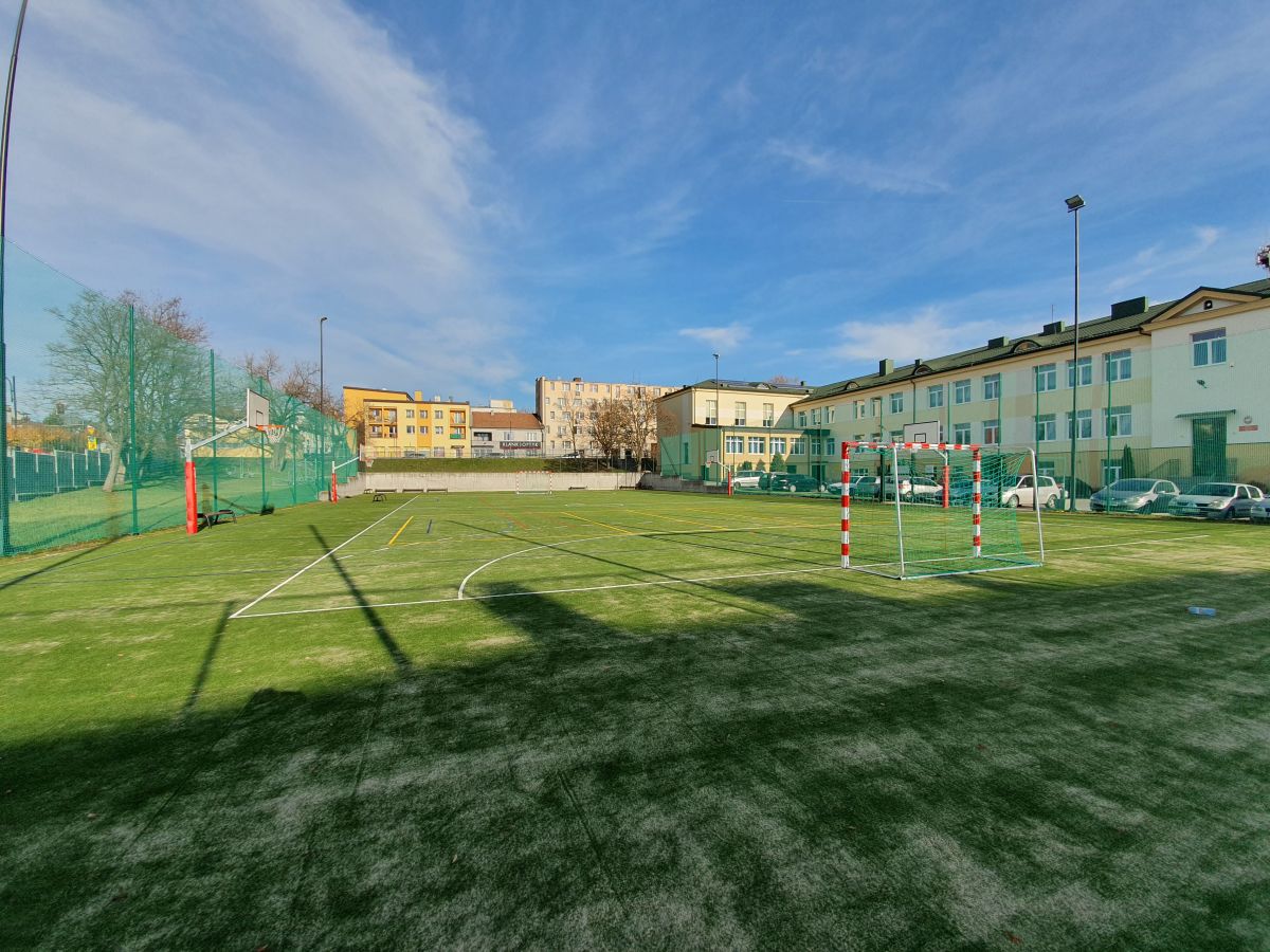Informacja dotycząca realizacji projektu pt. „Przebudowa infrastruktury sportowej i doposażenie pracowni dydaktycznych w Publicznej Szkole Podstawowej Nr 1 w Busku-Zdroju” współfinansowanego ze środków UE w ramach RPO WŚ