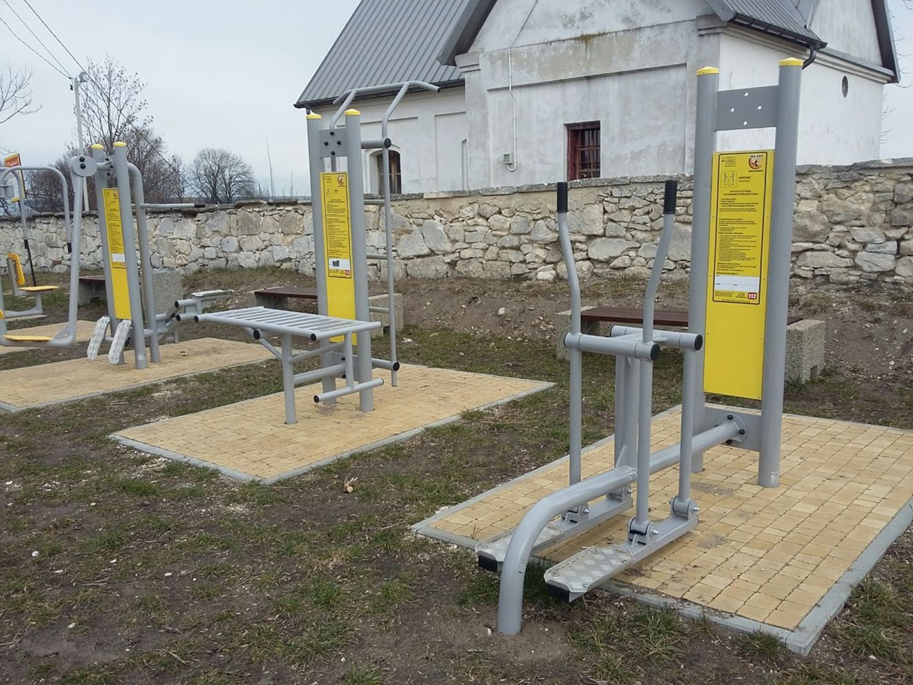 Wykonanie siłowni zewnętrznej wielostanowiskowej przy świetlicy wiejskiej w miejscowości Widuchowa, gm. Busko-Zdrój