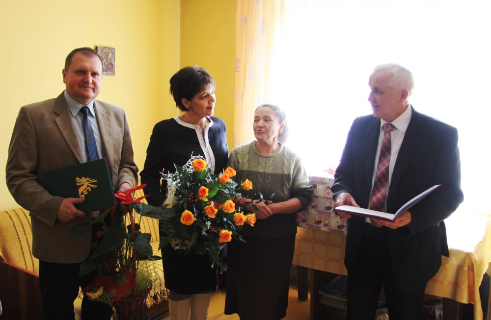 Córka Jubilatki Pani Zofia oraz Janina Nizioł kierownik USC, burmistrz Waldemar Sikora i Andrzej Materek przedstawiciel Kasy Rolniczego Ubezpieczenia Społecznego. 