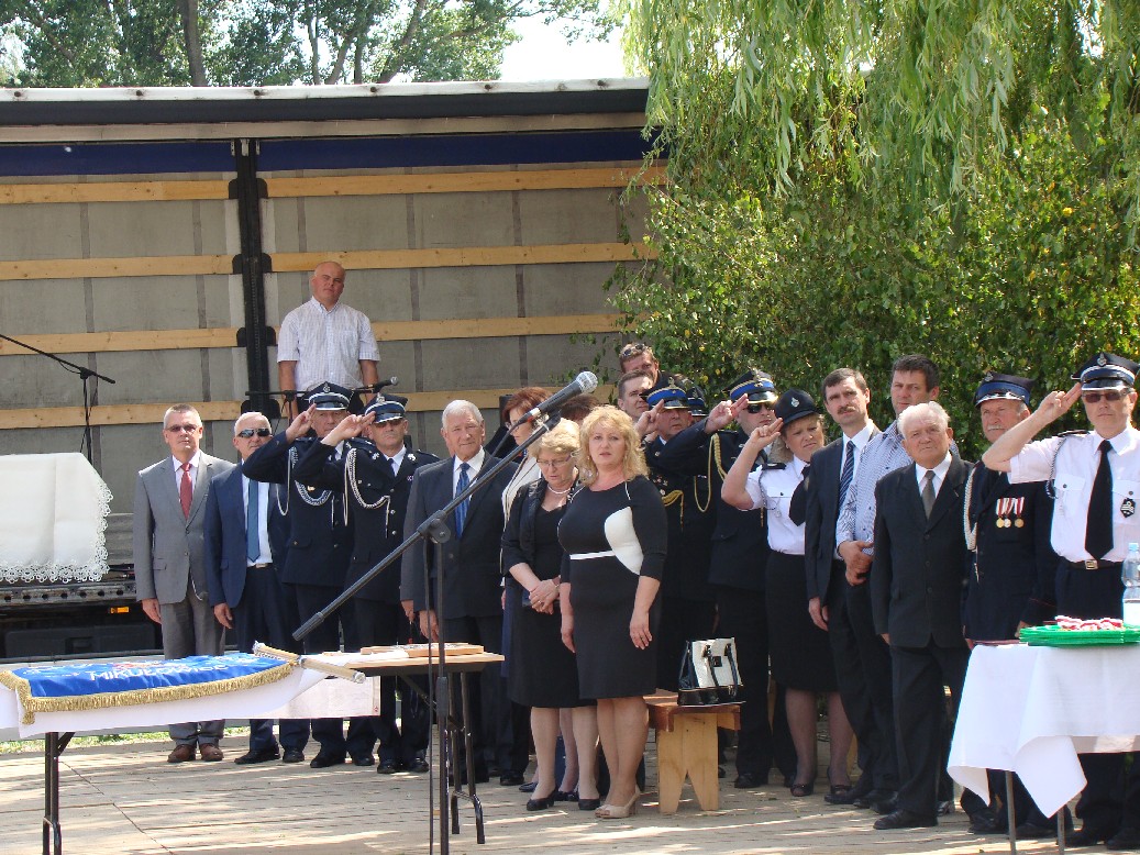 Nadanie sztandaru jednostce OSP w Mikułowicach.