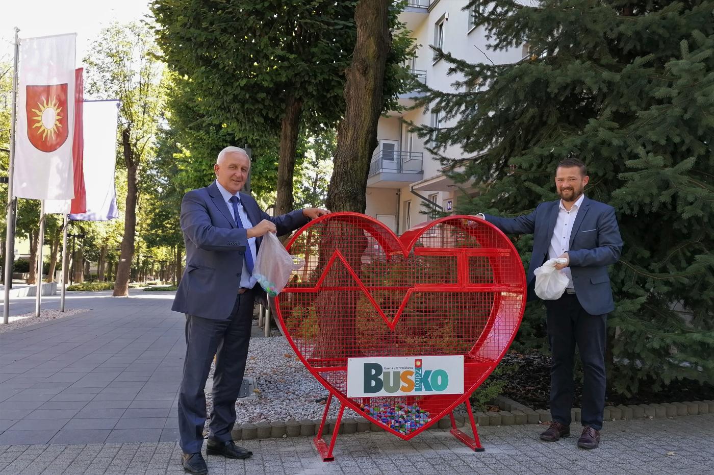 Czerwone serce przed buskim ratuszem
