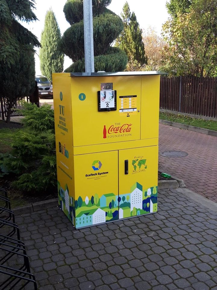 Zdjecie przedstawia recyklomat znajdujący się przed budynkiem BOSIR w Busku-Zdroju 