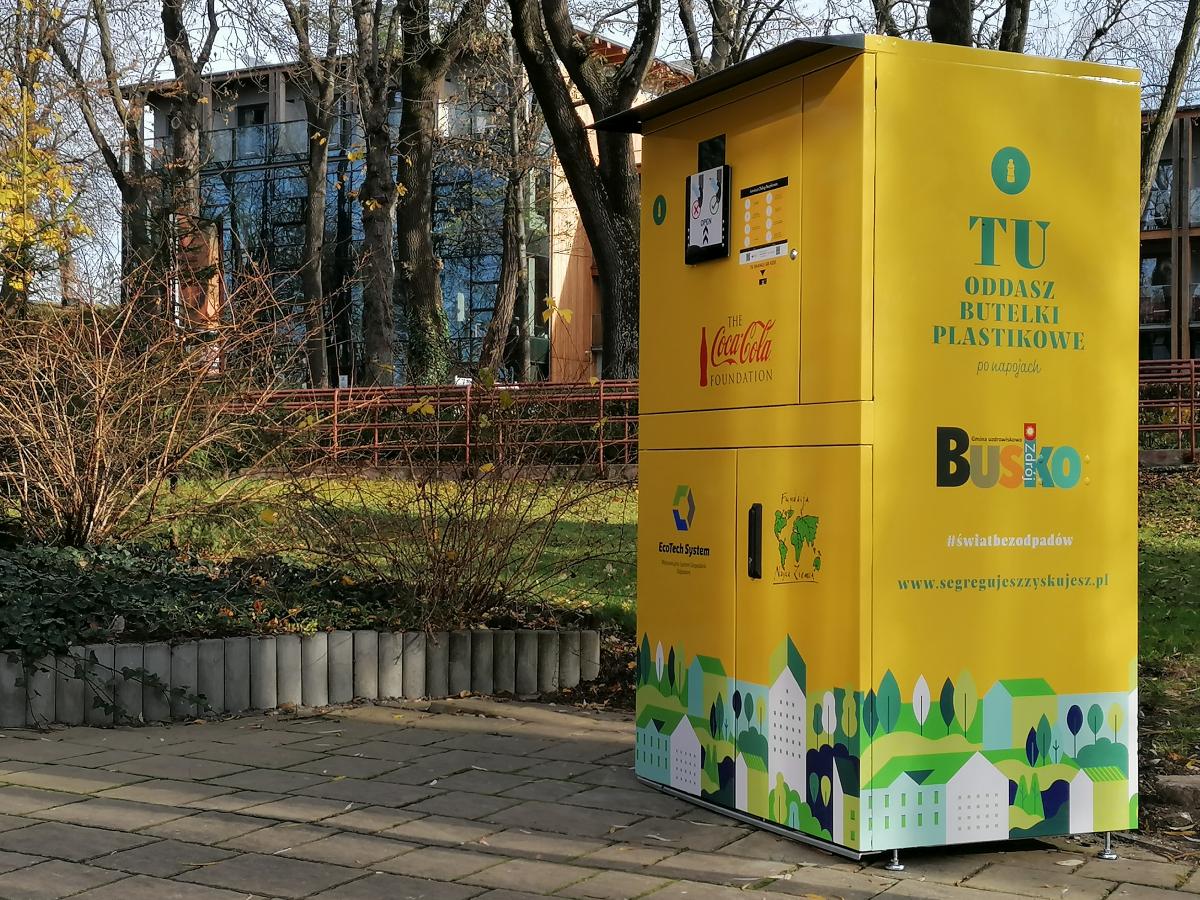 Zdjęcie przedstawia recyklomat znajdujący się przed budynkiem BSCK w Busku-Zdroju