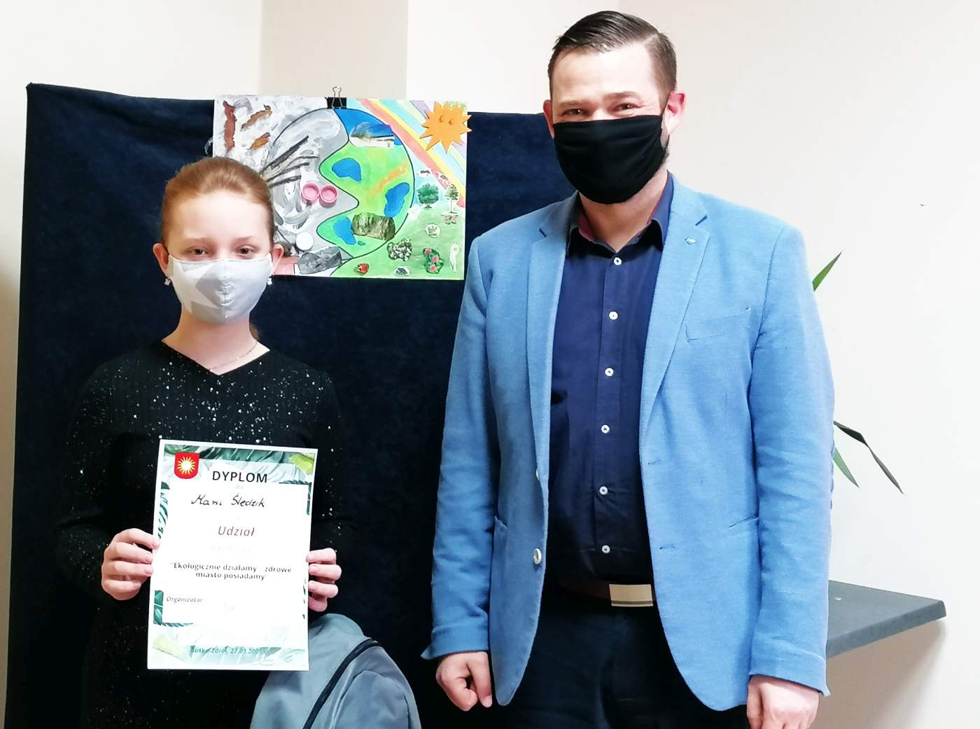 Zdjęcie przedstawia Laureata Konkursu trzymającego dyprom oraz  Z-cę Burmistrza Michała Marońskiego