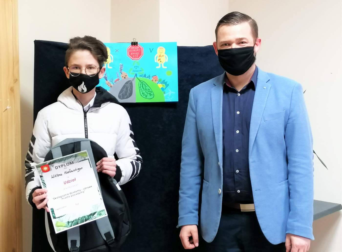 Zdjęcie przedstawia Laureatkę Konkursu trzymającą dyprom oraz  Z-cę Burmistrza Michała Marońskiego