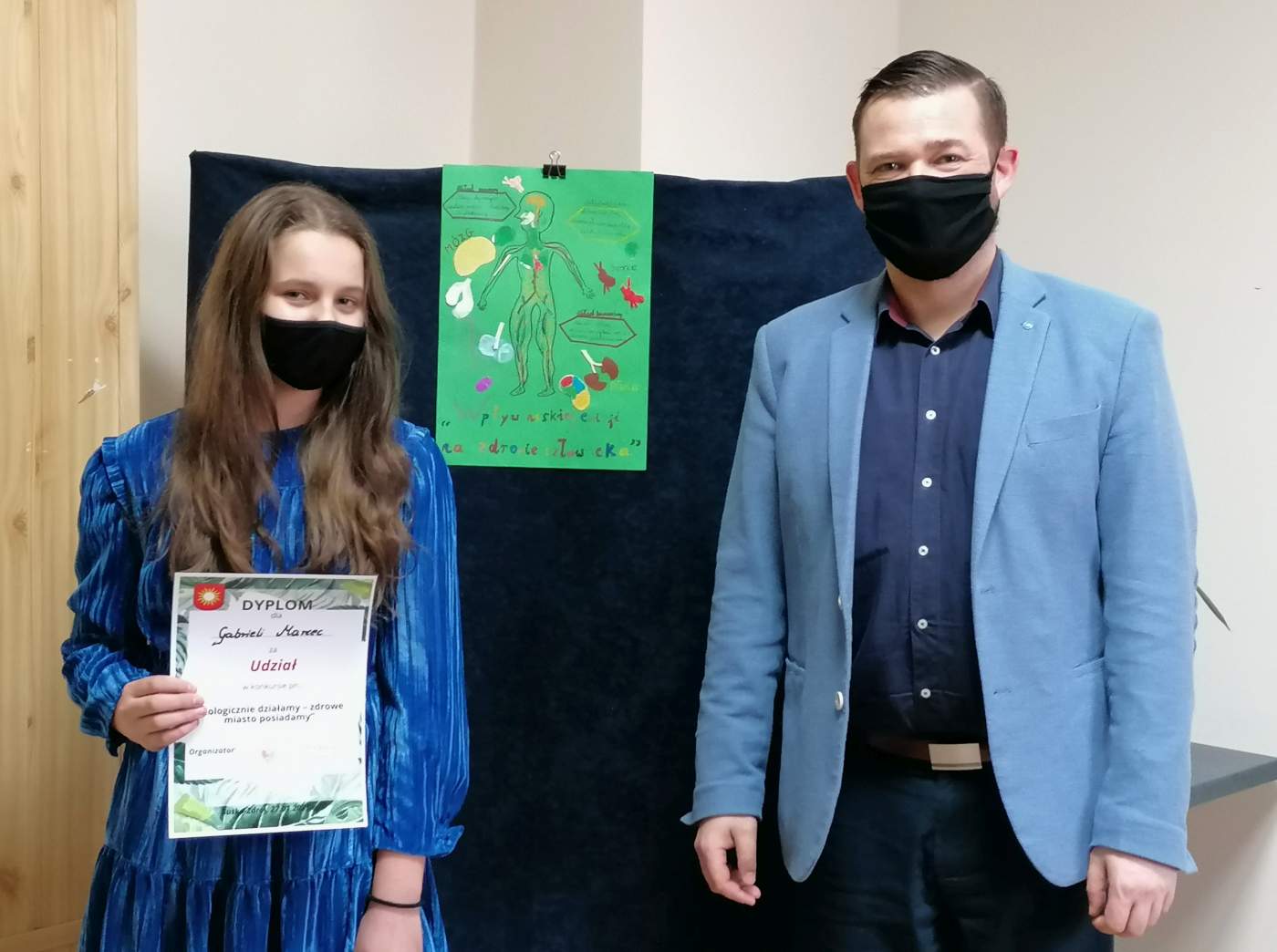 Zdjęcie przedstawia Laureatkę Konkursu trzymającą dyprom oraz  Z-cę Burmistrza Michała Marońskiego