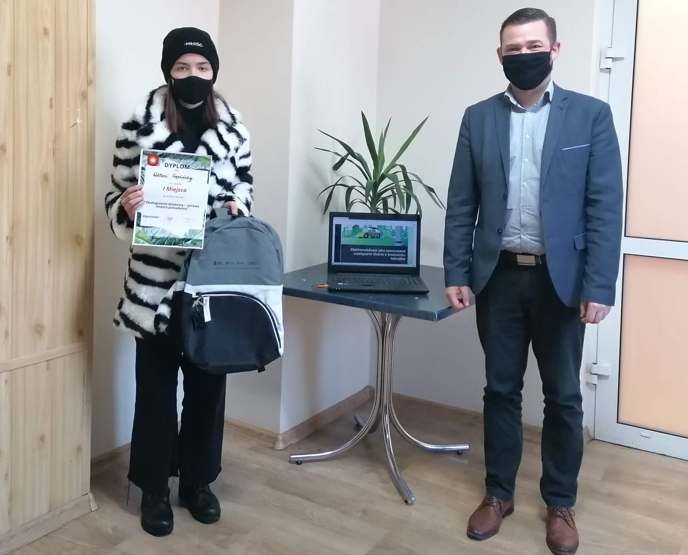Zdjęcie przedstawia Laureatkę Konkursu trzymającą dyprom oraz  Z-cę Burmistrza Michała Marońskiego