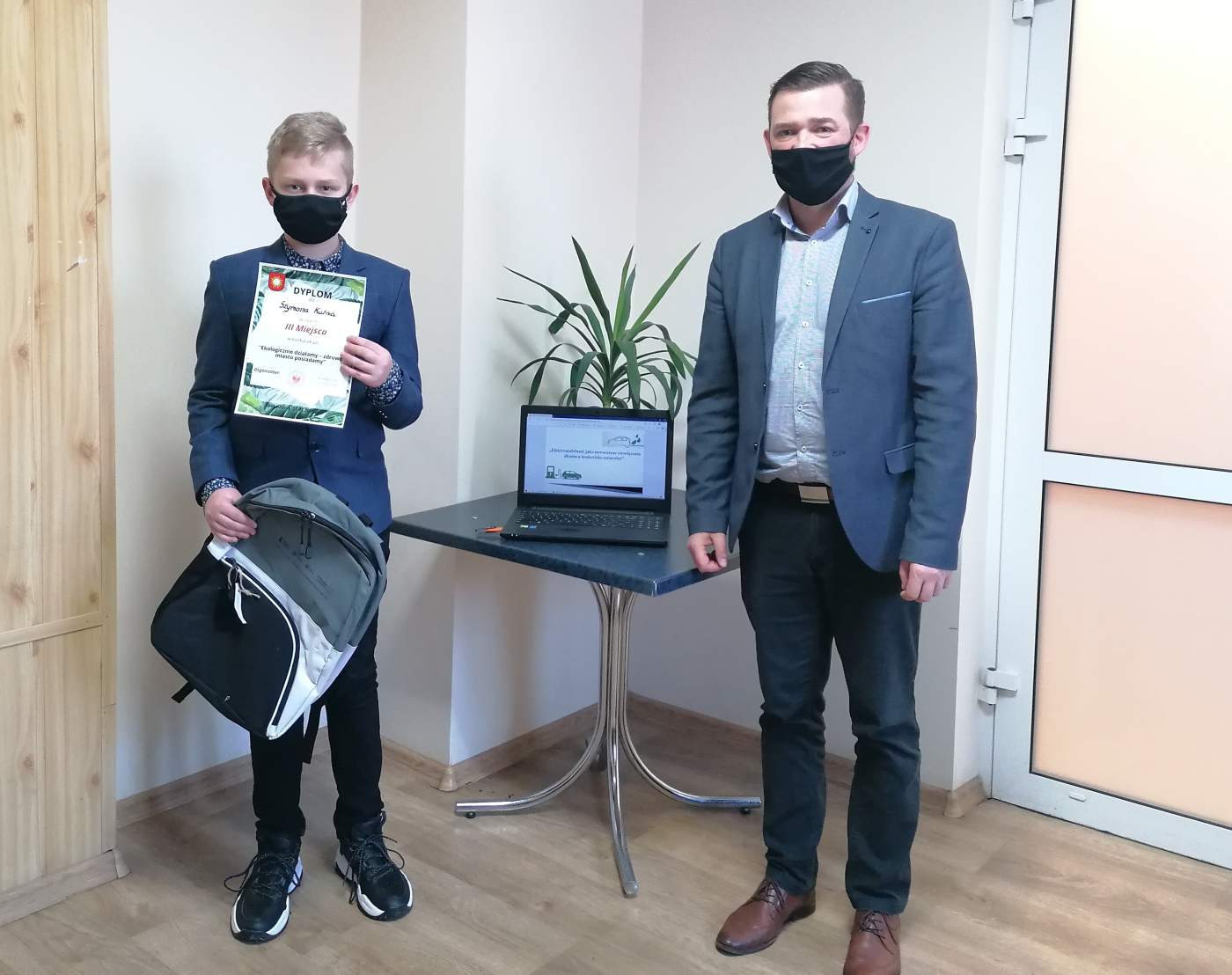 Zdjęcie przedstawia Laureata Konkursu trzymającego dyprom oraz  Z-cę Burmistrza Michała Marońskiego