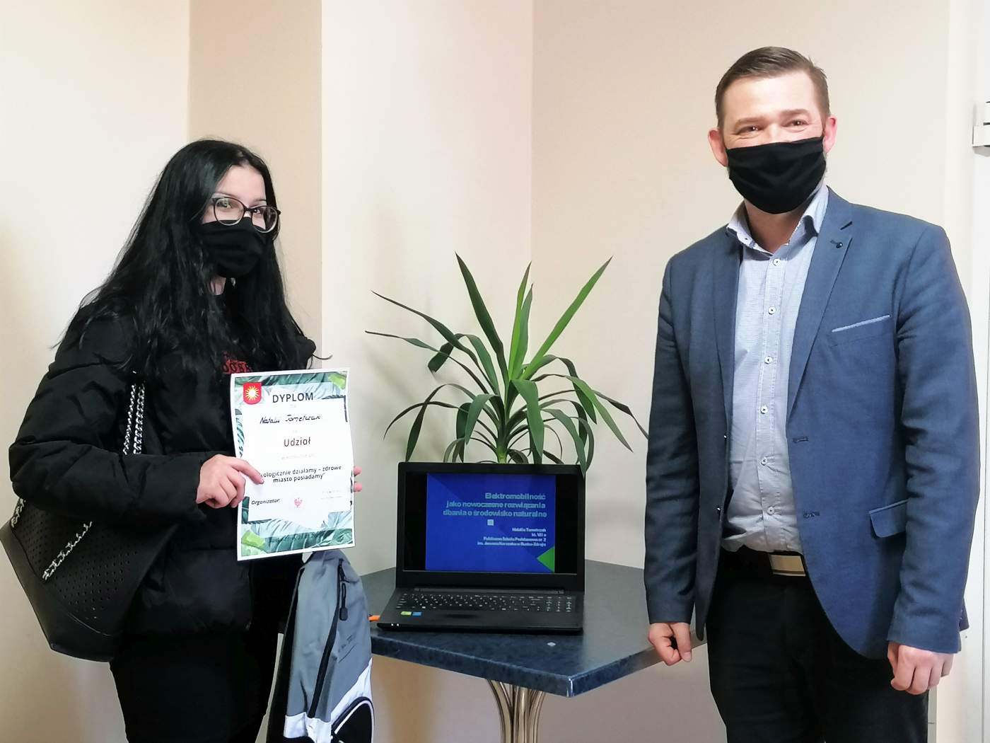Zdjęcie przedstawia Laureatkę Konkursu trzymającą dyprom oraz  Z-cę Burmistrza Michała Marońskiego