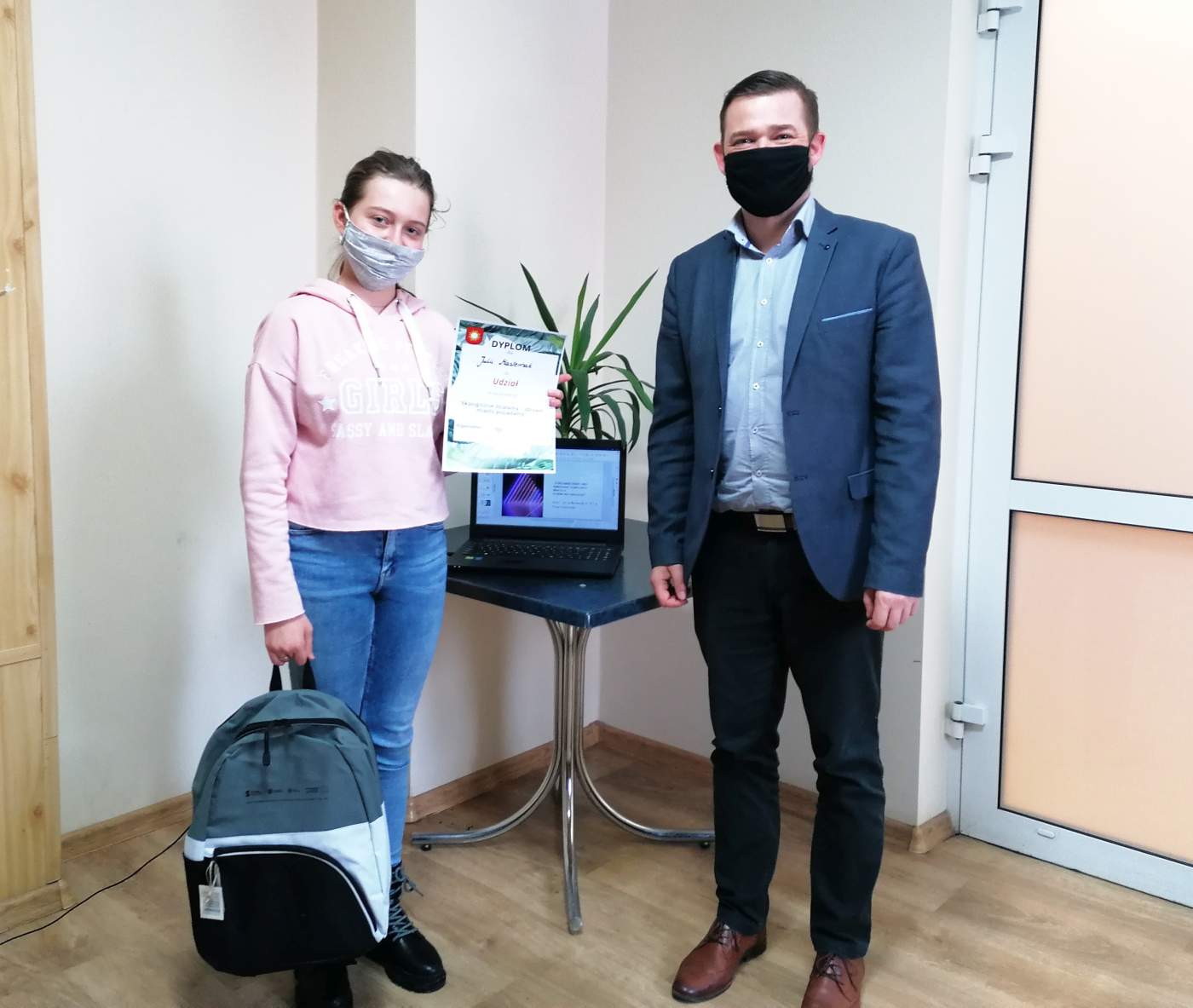 Zdjęcie przedstawia Laureatkę Konkursu trzymającą dyprom oraz  Z-cę Burmistrza Michała Marońskiego