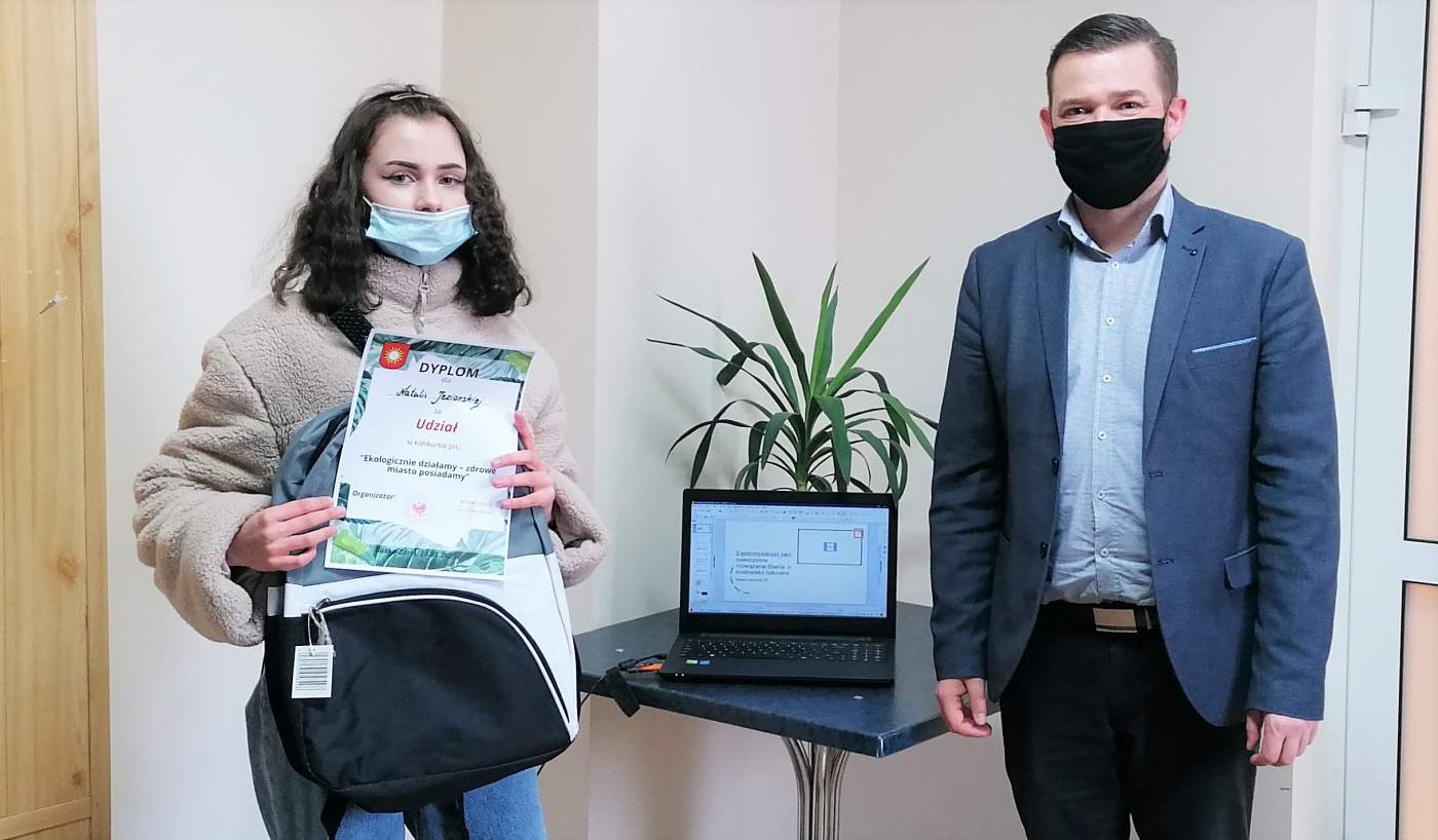 Zdjęcie przedstawia Laureatkę Konkursu trzymającą dyprom oraz  Z-cę Burmistrza Michała Marońskiego