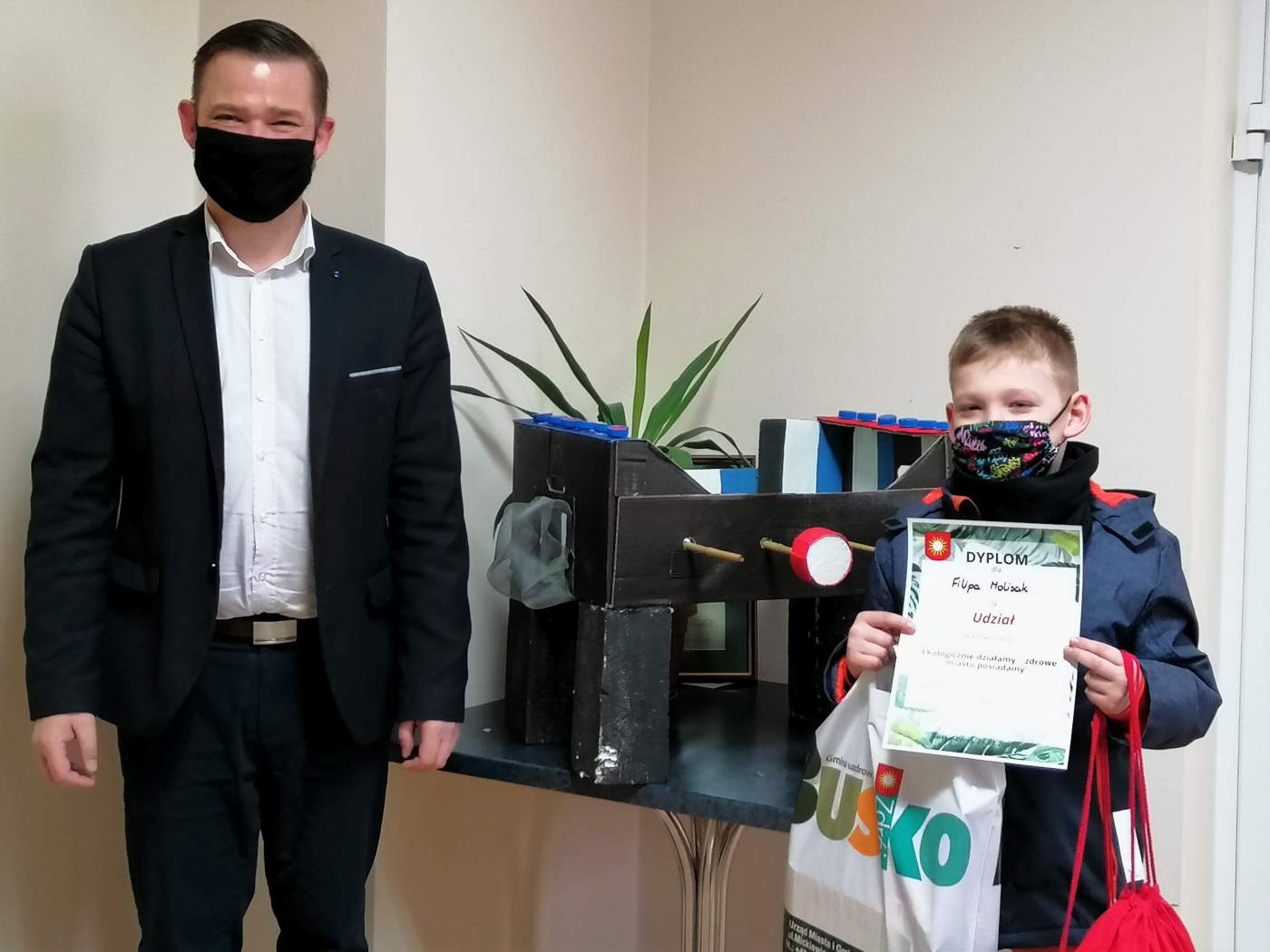 Zdjęcie przedstawia Michała Marońskiego Zastępcę Burmistrza Miasta i Gminy Busko-Zdrój oraz Laureata Konkursu trzymającego dyplom