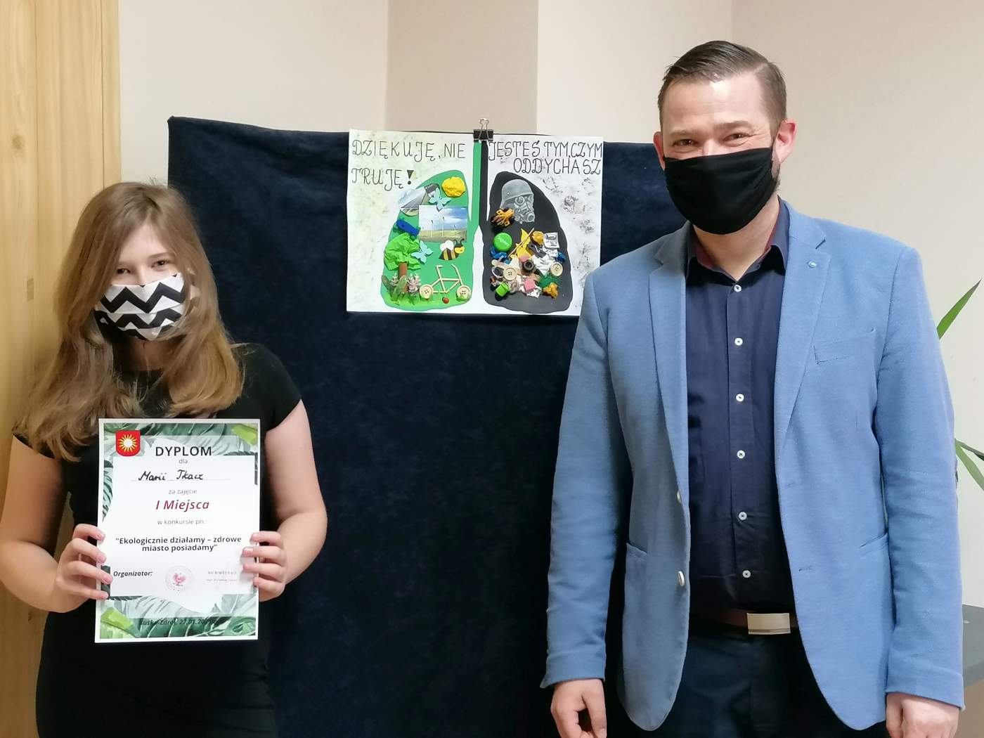 Zdjęcie przedstawia Laureatkę Konkursu trzymającą dyprom oraz  Z-cę Burmistrza Michała Marońskiego
