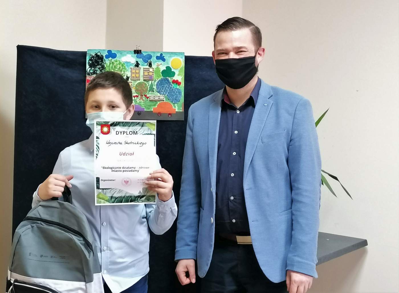Zdjęcie przedstawia Laureata Konkursu trzymającego dyprom oraz  Z-cę Burmistrza Michała Marońskiego