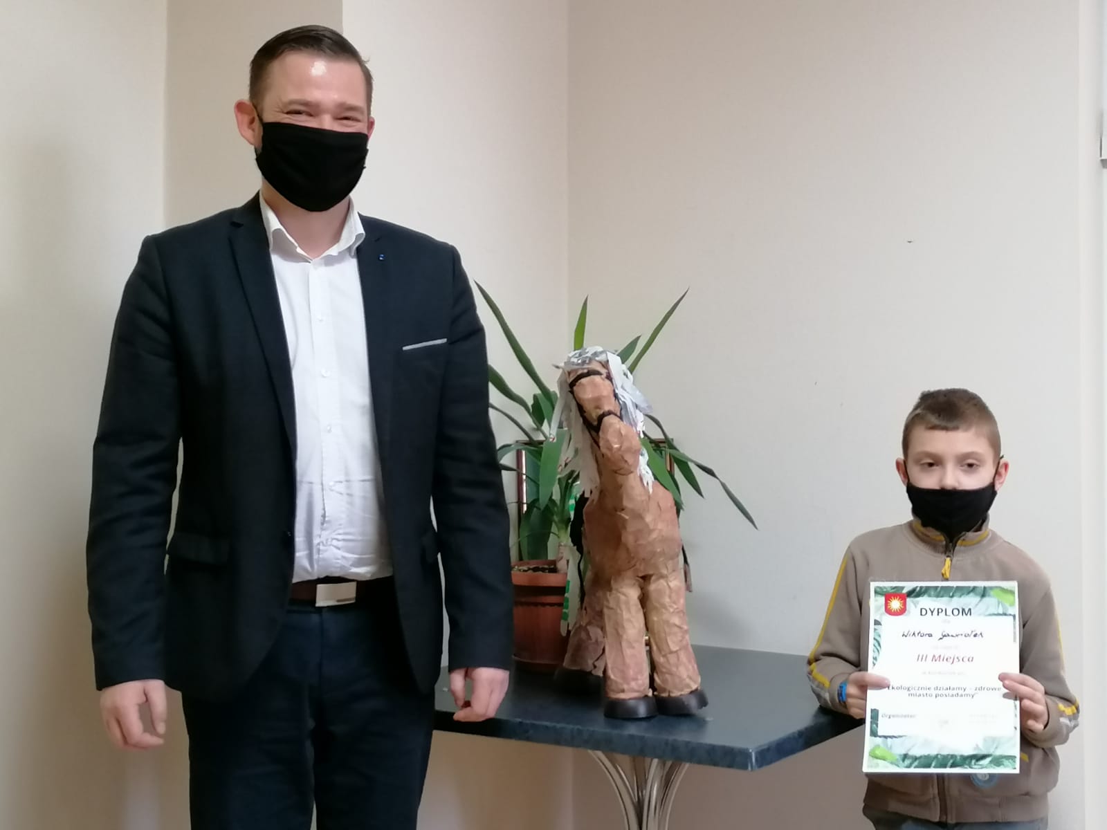 Zdjęcie przedstawia Laureata Konkursu trzymającego dyprom oraz  Z-cę Burmistrza Michała Marońskiego