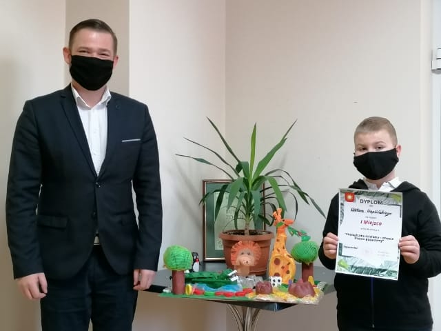 Zdjęcie przedstawia Laureata Konkursu trzymającego dyprom oraz  Z-cę Burmistrza Michała Marońskiego