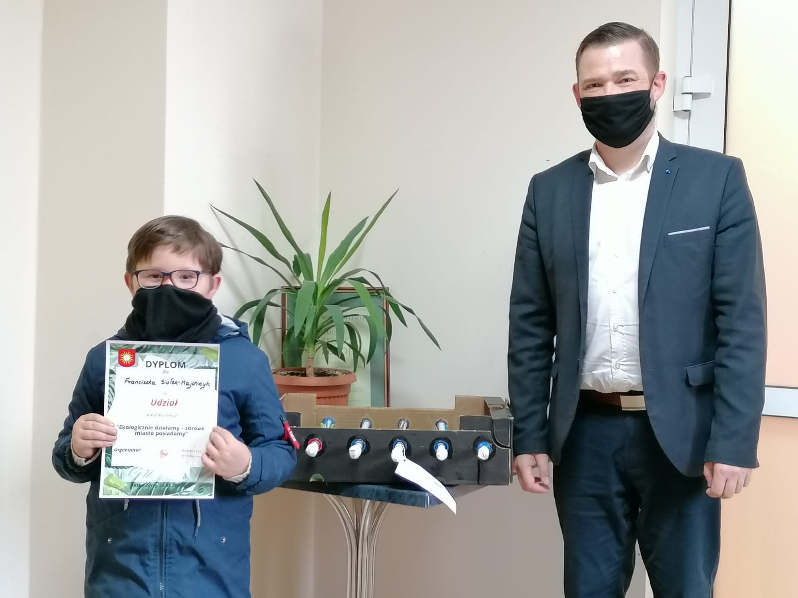 Zdjęcie przedstawia Laureata Konkursu trzymającego dyprom oraz  Z-cę Burmistrza Michała Marońskiego