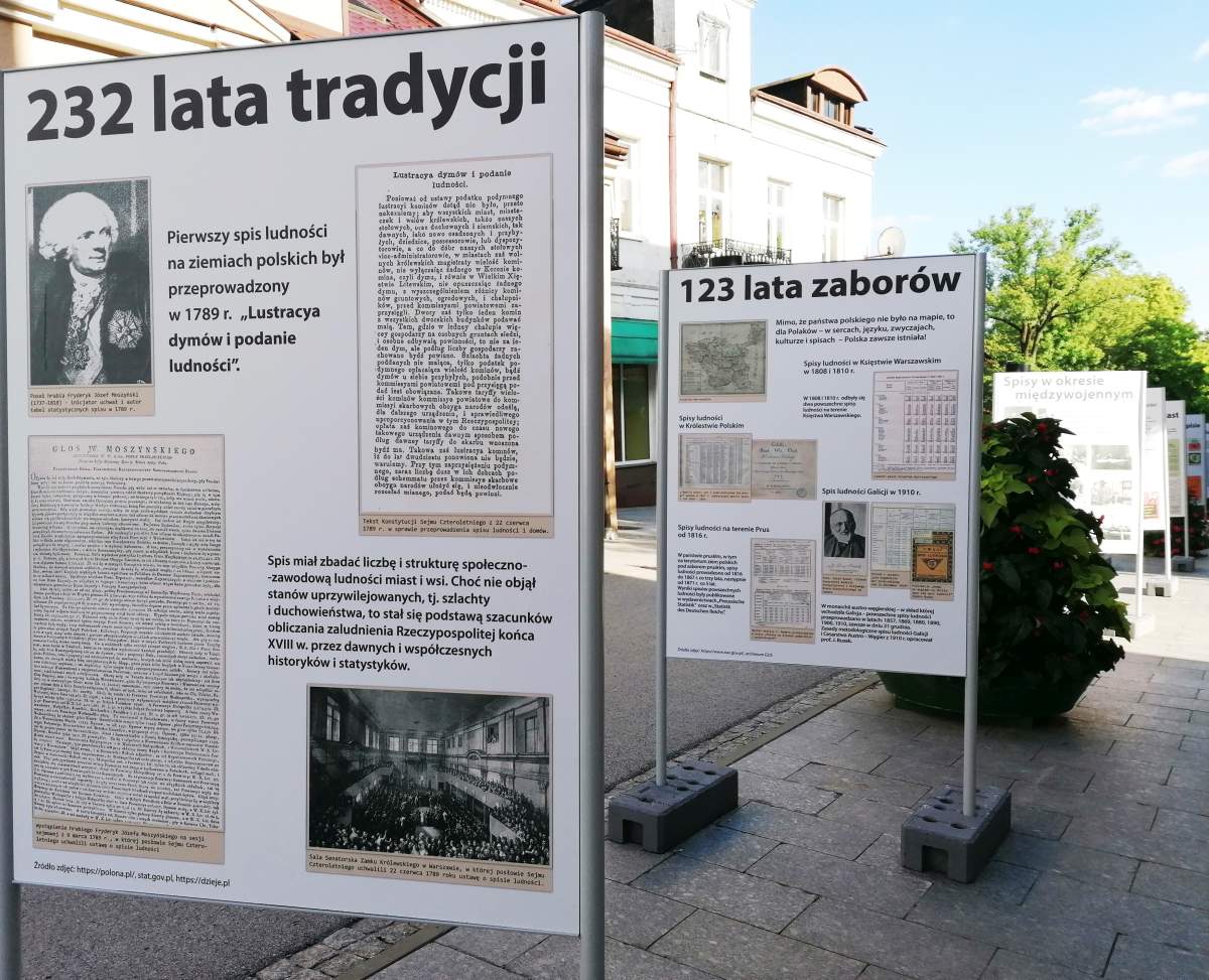 mt_gallery:Zdjęcie przedstawia planszę plenerową w ramach wystawy ,,Spis Ludności na kartach historii"- sentymentalną i chronologiczną podróż po dziejach spisów powszechnych z historią w tle