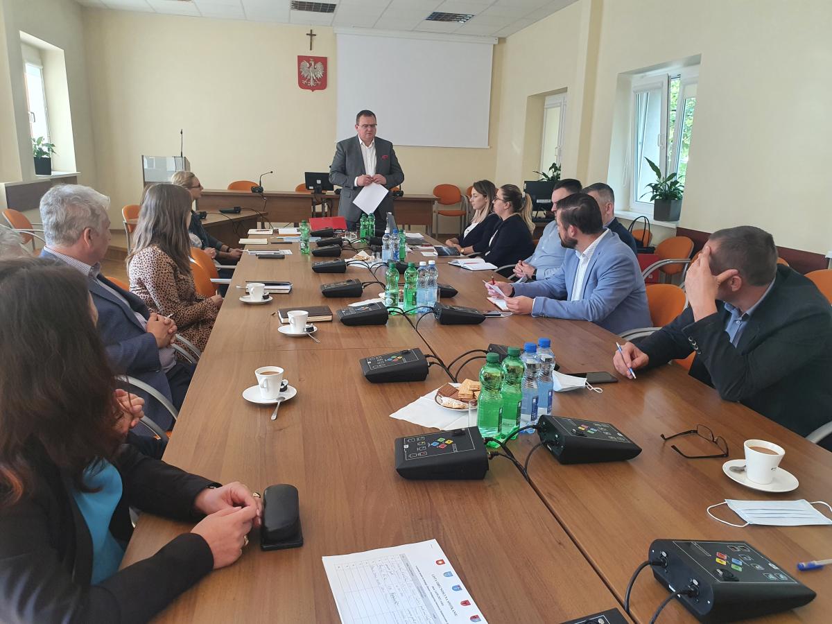 Wykonawca Strategii OSI Świętokrzyskie Uzdrowiska Paweł Walczyszyn, omawia wyniki badania ankietowego, prowadzonego wśród mieszkańców OSI ŚU 