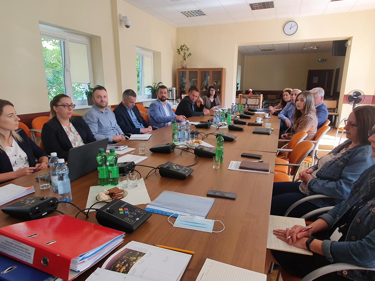 Od lewej, reprezentanci Wykonawcy, Powiatu Kazimierskiego, Gminy Busko-Zdrój, Gminy Solec-Zdrój, Gminy Pińczów, Gminy Kazimierza Wielka oraz Gminy Busko-Zdrój 