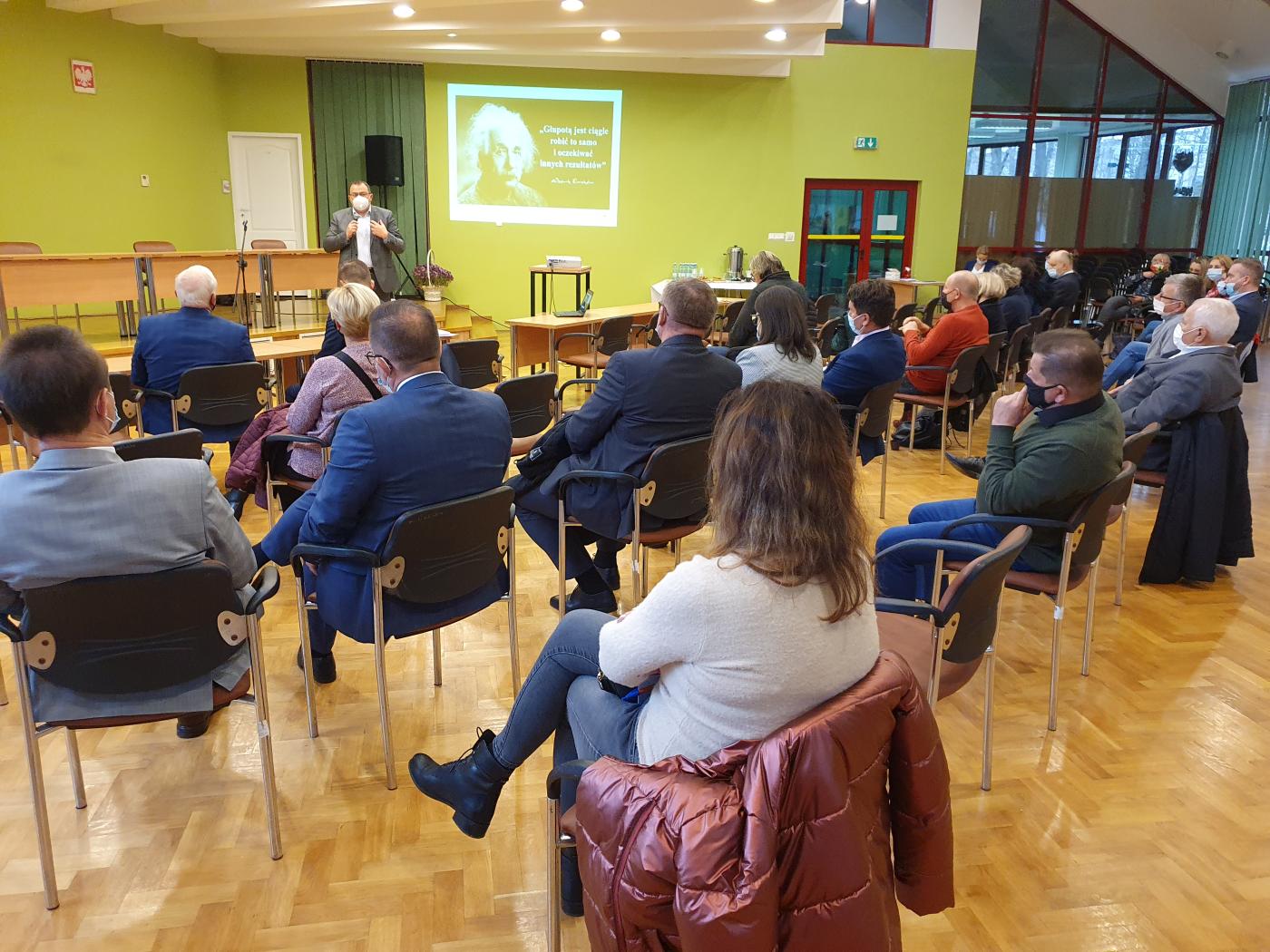 Fotografia przedstawiają uczestników spotkania konsultacyjnego z branżą uzdrowiskową i turystyczną w ramach diagnozy do Strategii Rozwoju Obszaru Strategicznej Interwencji Świętokrzyskie Uzdrowiska