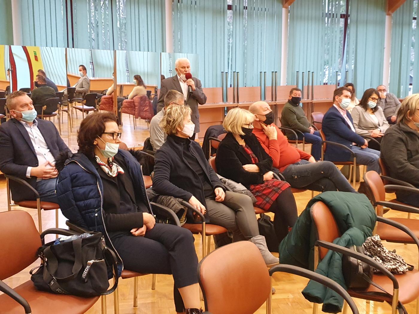 Fotografia przedstawiają uczestników spotkania konsultacyjnego z branżą uzdrowiskową i turystyczną w ramach diagnozy do Strategii Rozwoju Obszaru Strategicznej Interwencji Świętokrzyskie Uzdrowiska