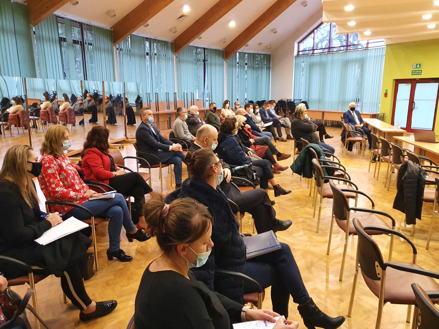 Fotografia przedstawiają uczestników spotkania konsultacyjnego z branżą uzdrowiskową i turystyczną w ramach diagnozy do Strategii Rozwoju Obszaru Strategicznej Interwencji Świętokrzyskie Uzdrowiska