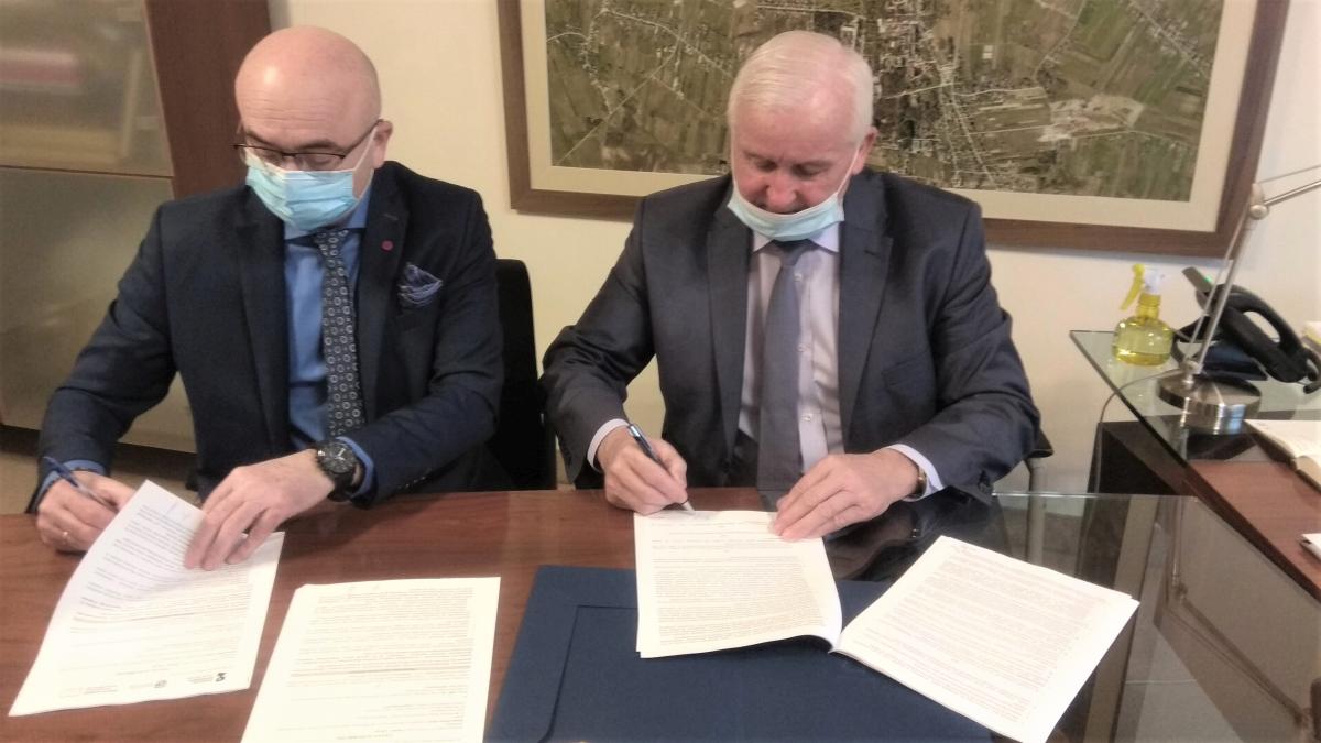 Zdjęcie przedstawia akt podpisania umowy na Modernizację Galerii Sztuki ZIELONA w Busku-Zdroju