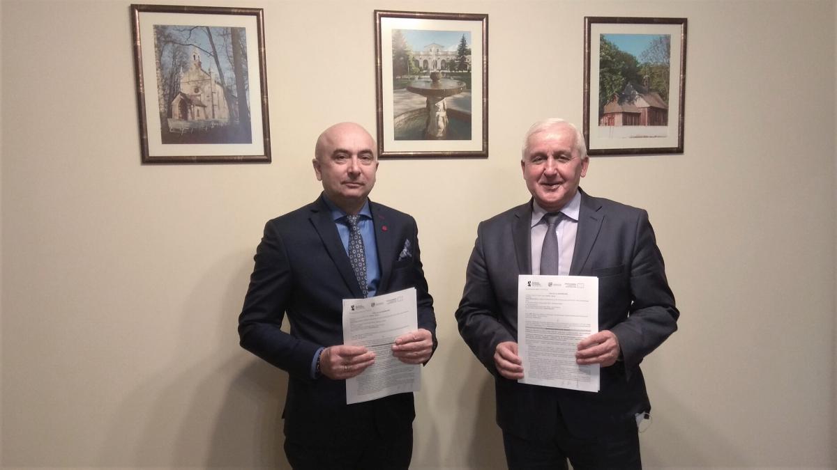 Zdjęcie przedstawia akt podpisania umowy na Modernizację Galerii Sztuki ZIELONA w Busku-Zdroju