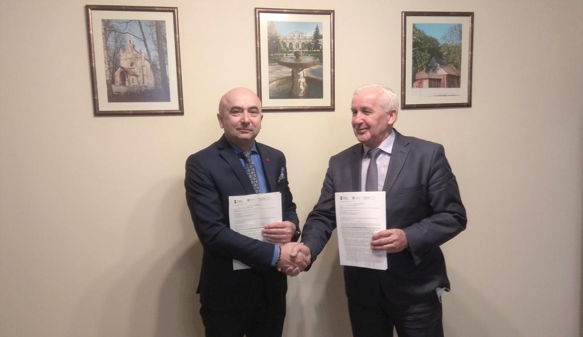 Zdjęcie przedstawia akt podpisania umowy na Modernizację Galerii Sztuki ZIELONA w Busku-Zdroju