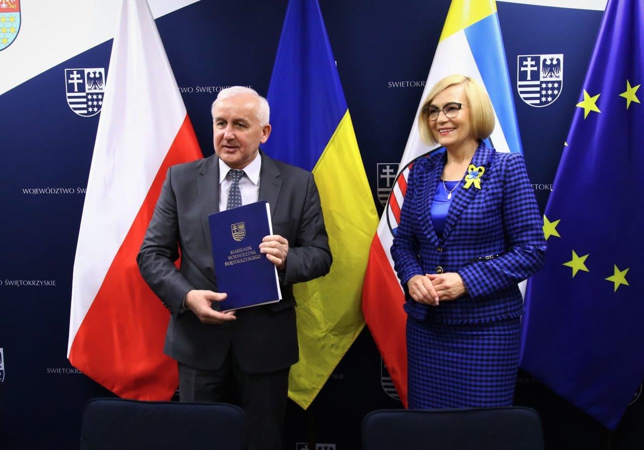 Zdjęcia przedstawiają podpisanie umowy na dofinansowanie powstania żłobka w Busku-Zdroju