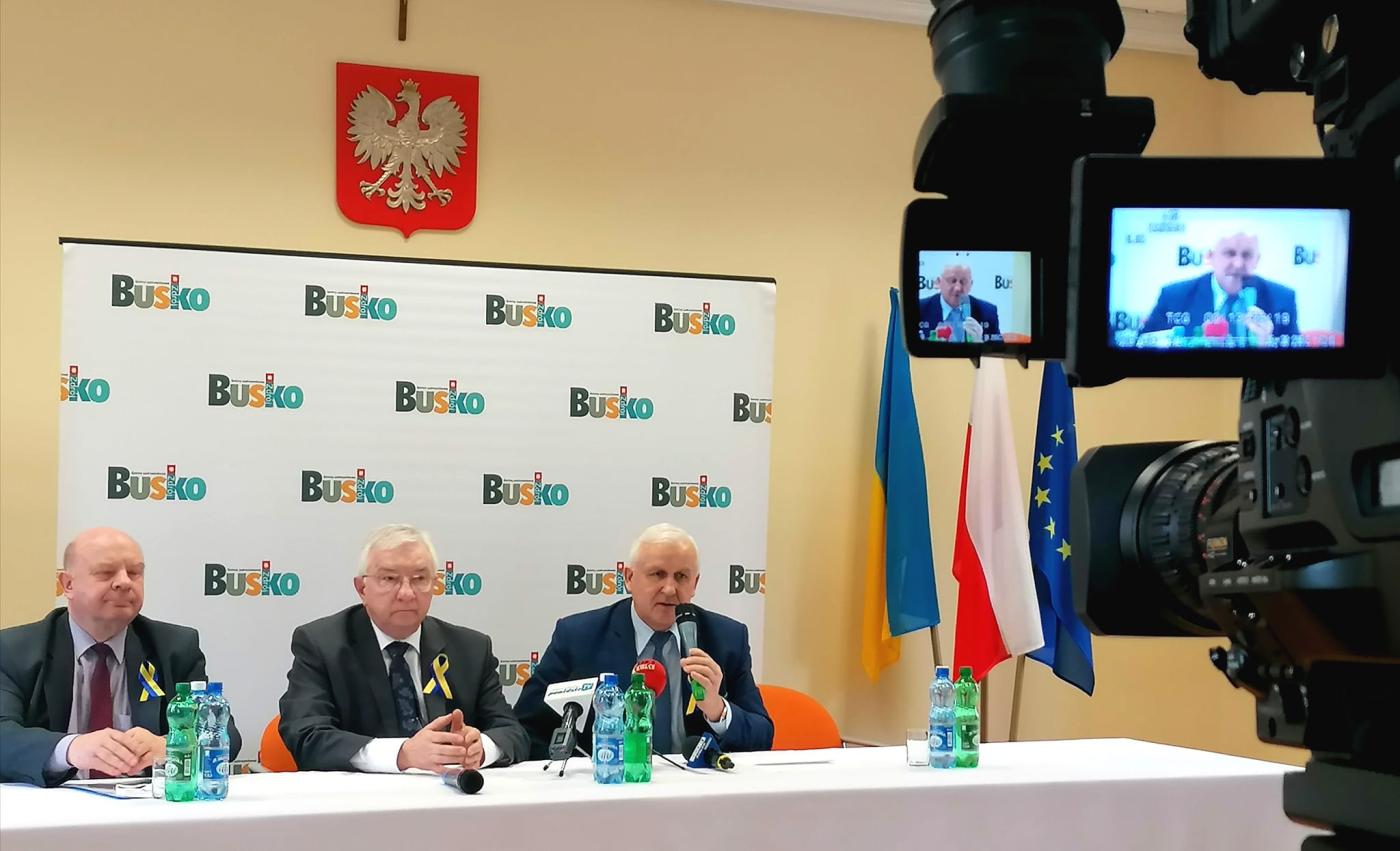 Zdjęcie stanowi ilustrację do artykułu dot. briefingu prasowego w UMIG Busko-Zdrój w dn. 4 marca 2022
