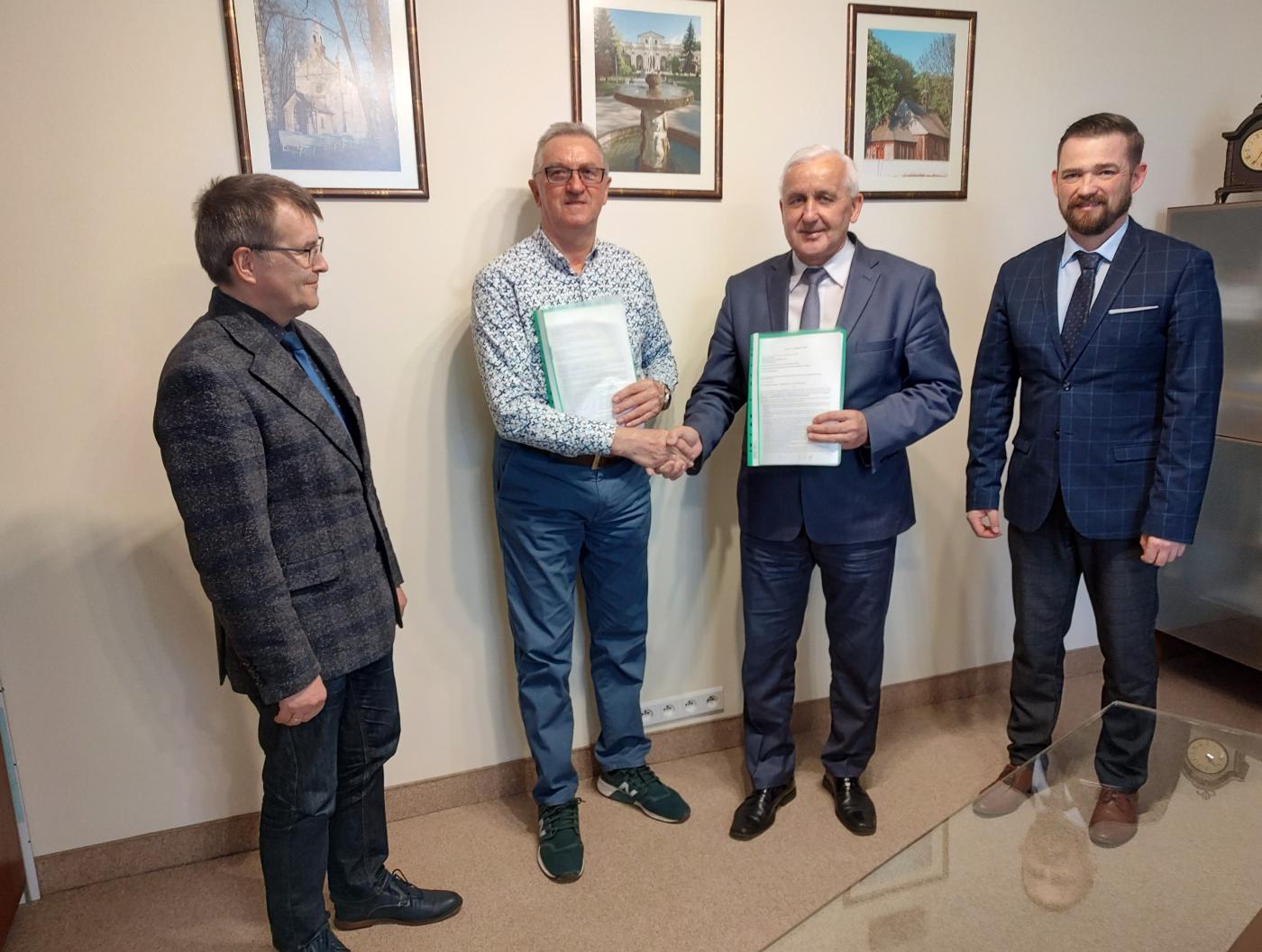 akt podpisania umowy dot. inwestycji - przedszkole publiczne w Busku-Zdroju