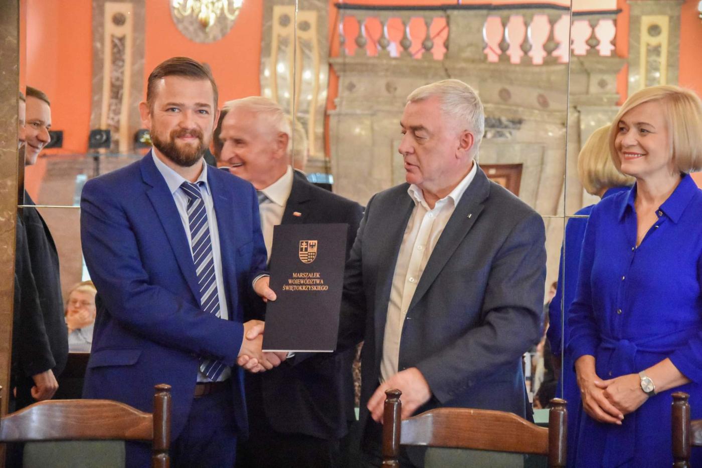 zdjęcie ilustruje podpisanie umowy pomiędzy Gminą Busko-Zdrój a Zarządem Województwa Świętokrzyskiego na dofinansowanie modernizacji drogi w miejscowości Widuchowa