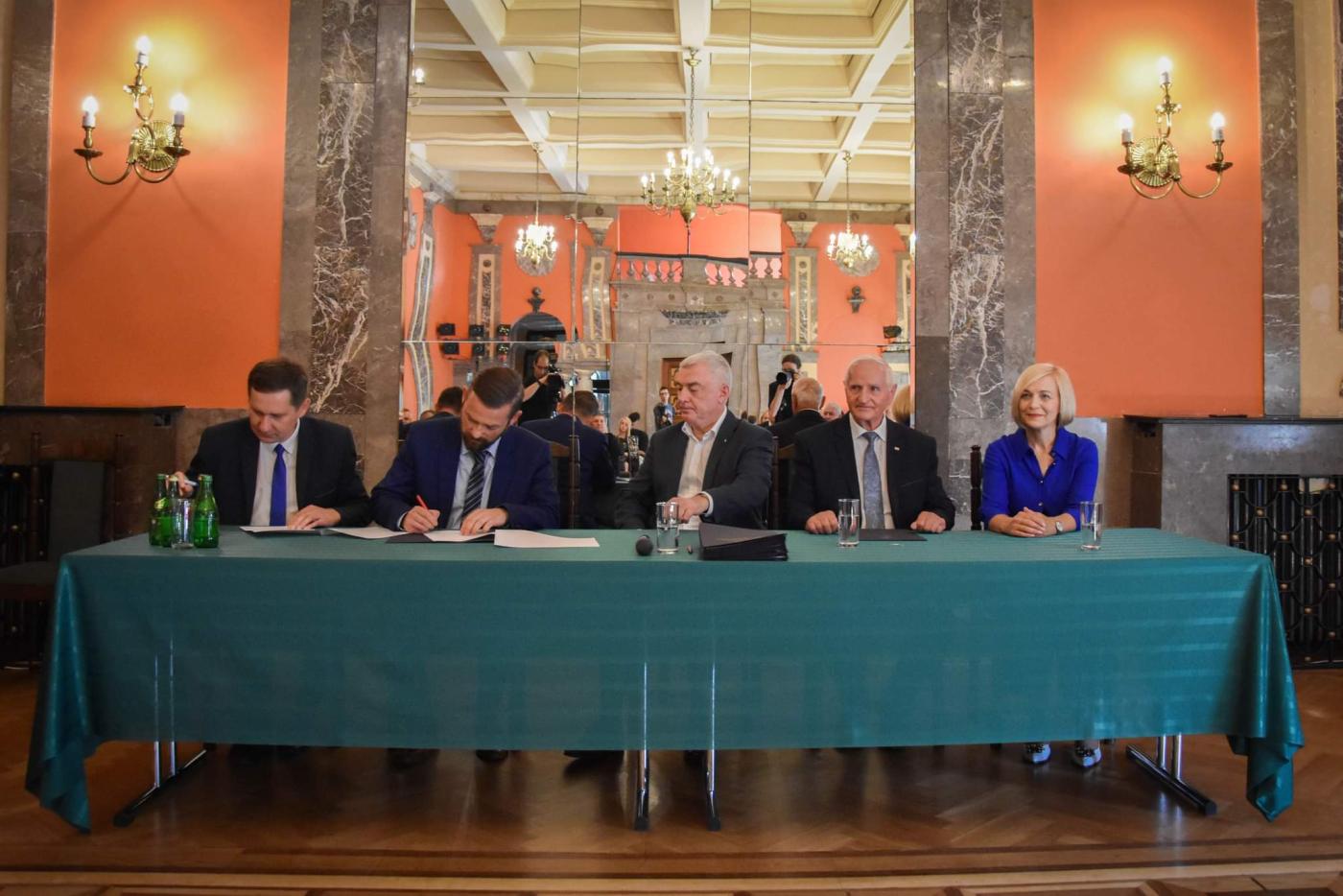 zdjęcie ilustruje podpisanie umowy pomiędzy Gminą Busko-Zdrój a Zarządem Województwa Świętokrzyskiego na dofinansowanie modernizacji drogi w miejscowości Widuchowa