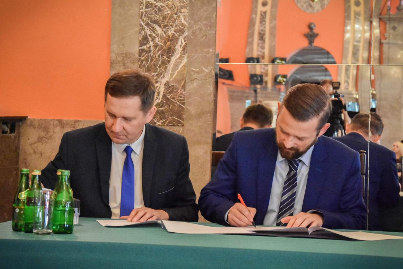 zdjęcie ilustruje podpisanie umowy pomiędzy Gminą Busko-Zdrój a Zarządem Województwa Świętokrzyskiego na dofinansowanie modernizacji drogi w miejscowości Widuchowa