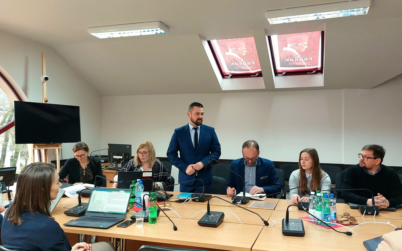 Burmistrz Michał Maroński wita przybyłych na spotkanie w Buskim Samorządowym Centrum Kultury przedstawicieli Partnerstwa Obszaru Strategicznej Interwencji Świętokrzyskie Uzdrowiska, fot. A. Milc, UMiG w Busku-Zdroju