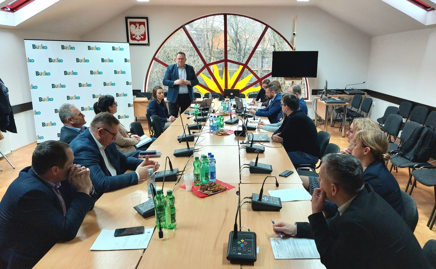 Wykonawca Strategii Paweł Walczyszyn prezentuje członkom Partnerstwa Obszaru Strategicznej Interwencji Świętokrzyskie Uzdrowiska bieżące informacje dotyczące stanu prac nad Strategią OSI Świętokrzyskie Uzdrowiska oraz plany dalszych działań związanych z przyjęciem dokumentu strategicznego przez poszczególne samorządy, fot. A. Milc, UMiG w Busku-Zdroju