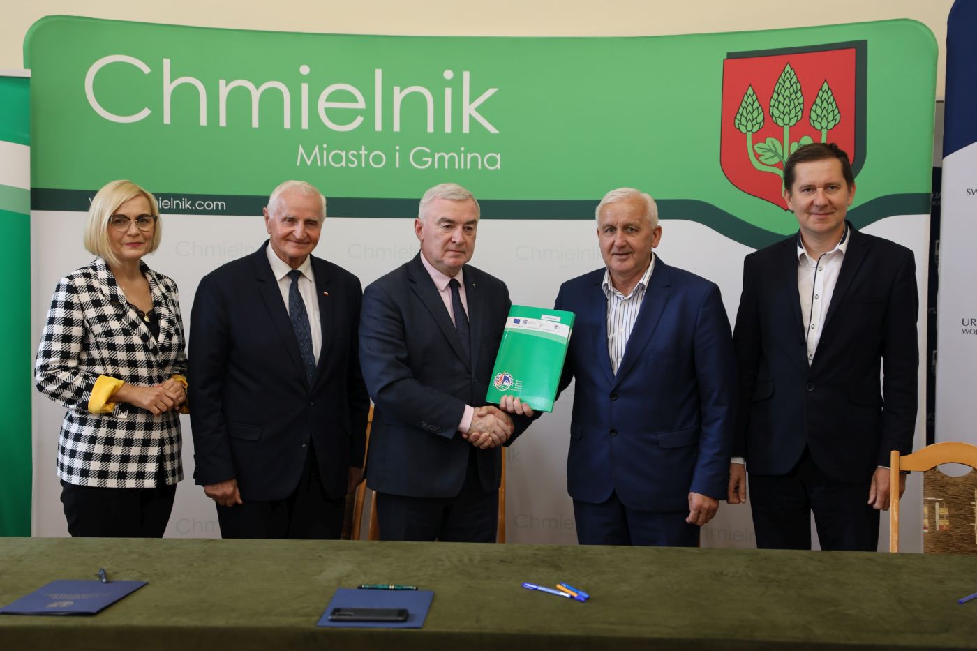 Uroczyste podpisanie umowy w Chmielniku: od lewej Renata Janik Wicemarszałek Województwa Świętokrzyskiego, Marek Jońca Członek Zarządu Województwa Świętokrzyskiego, Andrzej Bętkowski Marszałek Województwa Świętokrzyskiego, Waldemar Sikora Burmistrz Miasta i Gminy Busko-Zdrój oraz Artur Tokarz Skarbnik Gminy Busko-Zdrój
