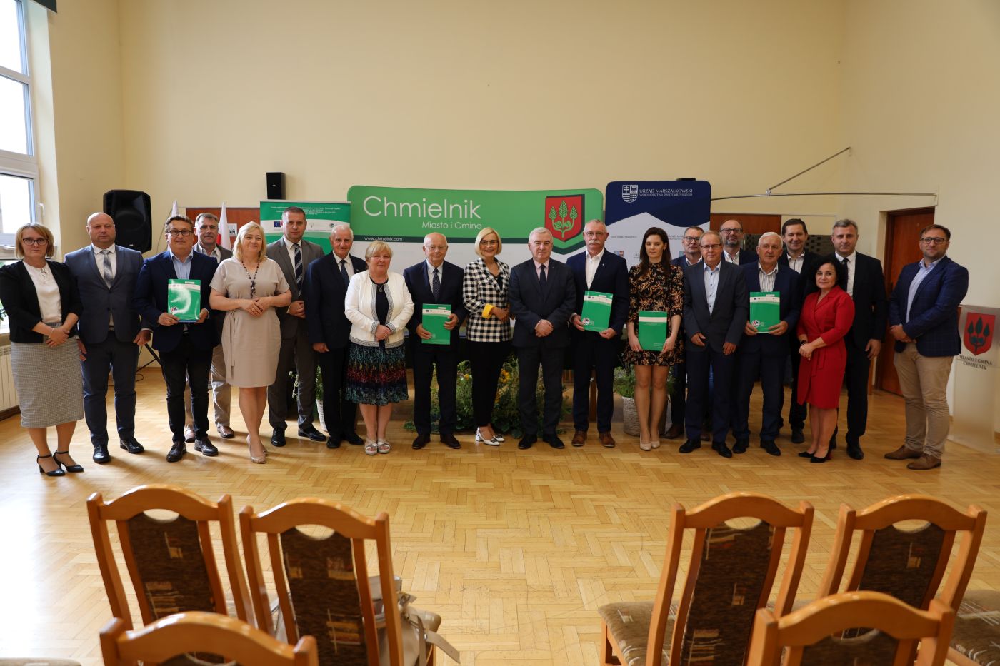 Przedstawiciele 11 samorządów, którzy w Chmielniku podpisali umowy dotyczące przyznania pomocy na realizację inwestycji z zakresu budowy lub modernizacji dróg lokalnych