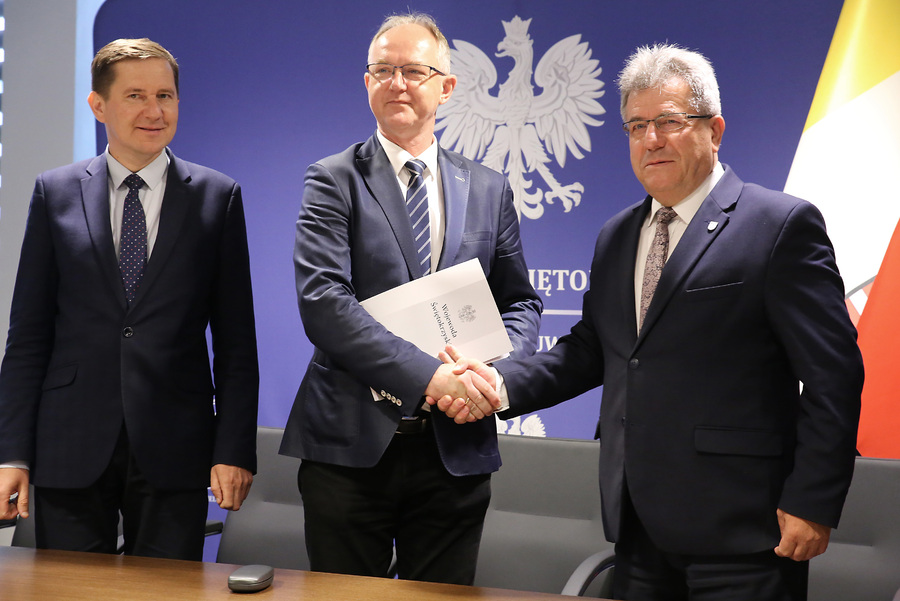 Burmistrz Miasta i Gminy Busko-Zdrój Jerzy Szydłowski wraz ze Skarbnikiem Miasta i Gminy Busko-Zdrój Arturem Tokarzem podpisali z Wojewodą Świętokrzyskim Józefem Brykiem Porozumienie dotyczące dofinansowania projektu z Rządowego Programu „Razem bezpiecznie