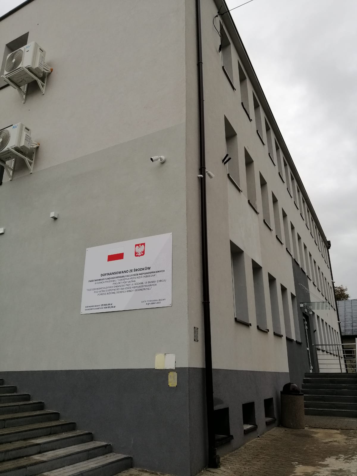 Dostosowanie budynku gminnego przy ul. Różanej w Busku-Zdroju pod kątem dostępności dla osób niepełnosprawnych poprzez budowę osobowej windy wewnętrznej