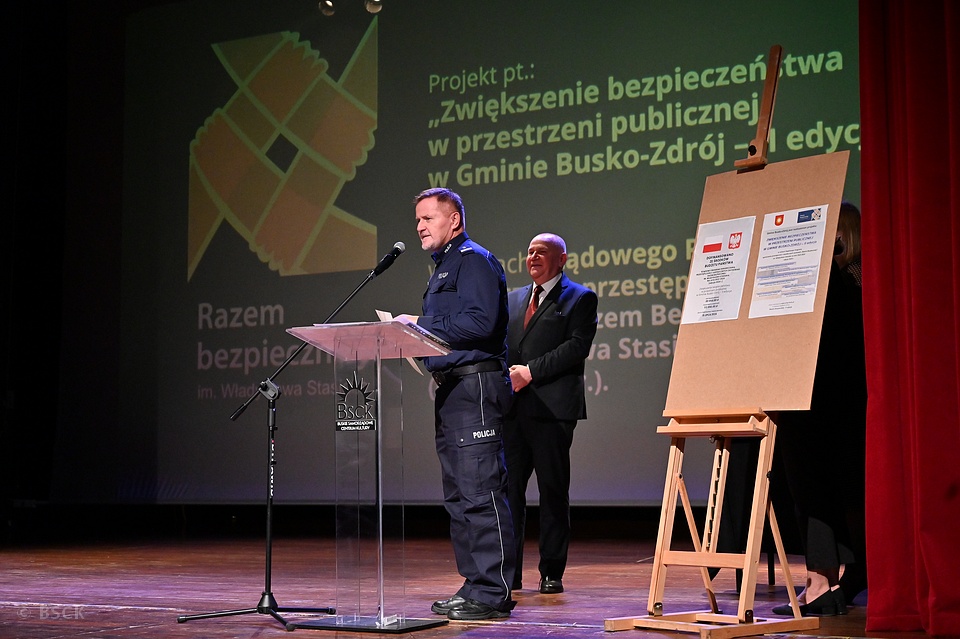 Wręczenie podziękowania Komendantowi Policji