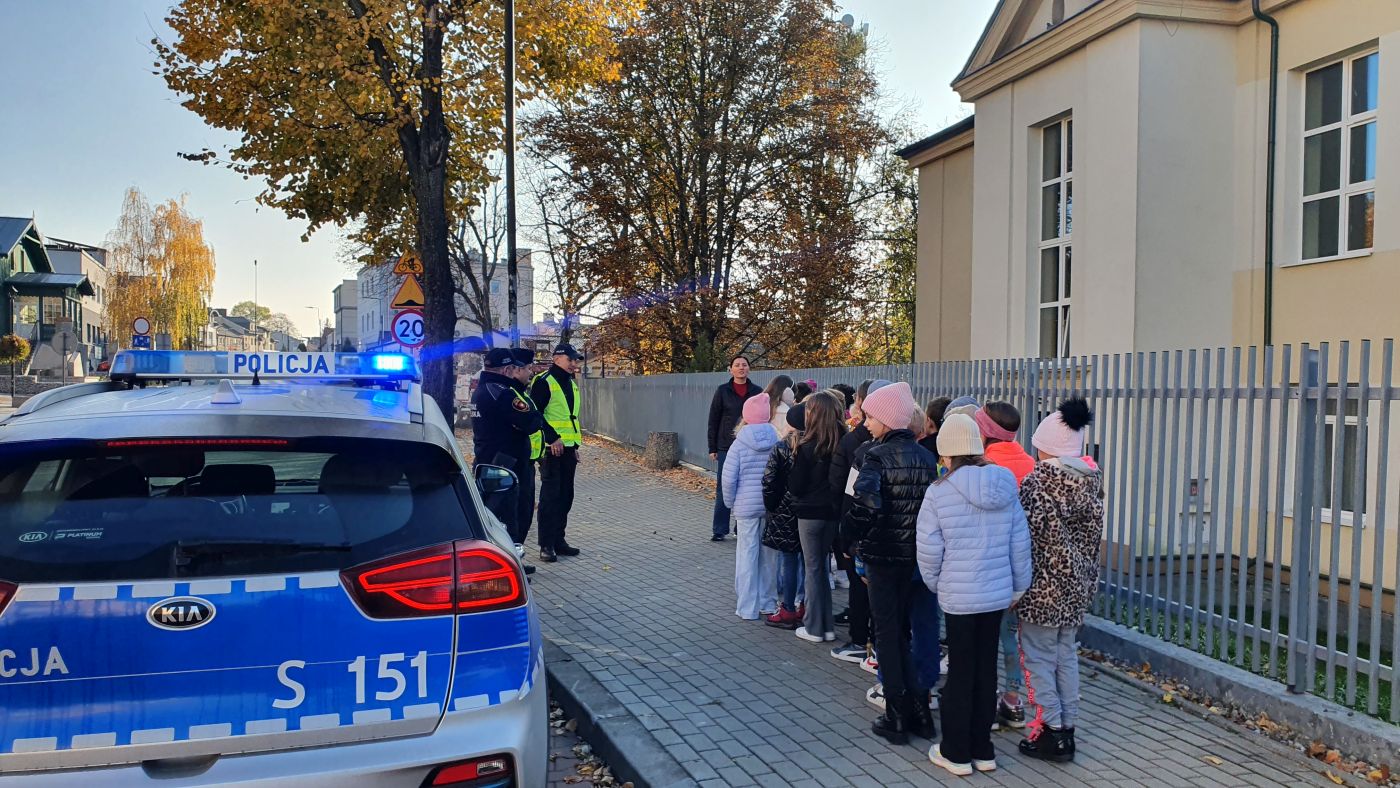 Uczniowie Publicznej Szkoły Podstawowej Nr 1 im. Stanisława Staszica w Busku-Zdroju uczestniczący w prewencyjnej akcji terenowej "Bezpieczny pieszy".