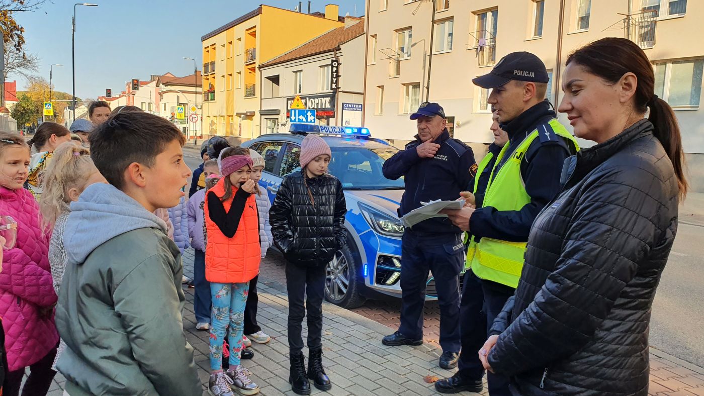 Uczniowie Publicznej Szkoły Podstawowej Nr 1 im. Stanisława Staszica w Busku-Zdroju uczestniczący w prewencyjnej akcji terenowej "Bezpieczny pieszy".