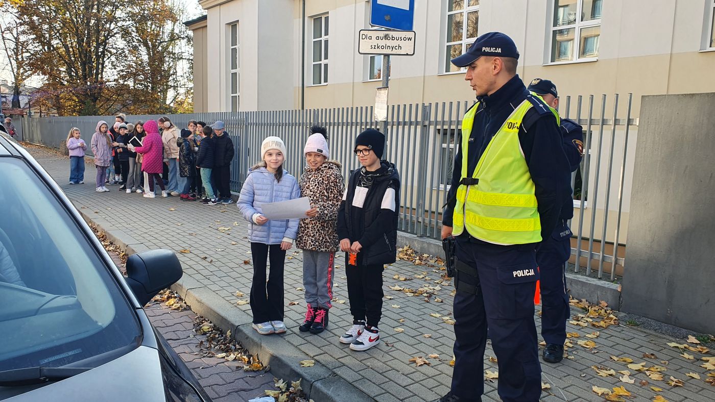 Uczniowie Publicznej Szkoły Podstawowej Nr 1 im. Stanisława Staszica w Busku-Zdroju uczestniczący w prewencyjnej akcji terenowej "Bezpieczny pieszy".