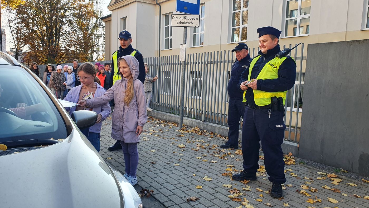 Uczniowie Publicznej Szkoły Podstawowej Nr 1 im. Stanisława Staszica w Busku-Zdroju uczestniczący w prewencyjnej akcji terenowej "Bezpieczny pieszy".