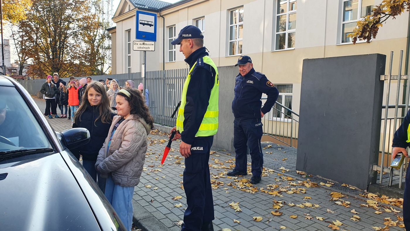Uczniowie Publicznej Szkoły Podstawowej Nr 1 im. Stanisława Staszica w Busku-Zdroju uczestniczący w prewencyjnej akcji terenowej "Bezpieczny pieszy".